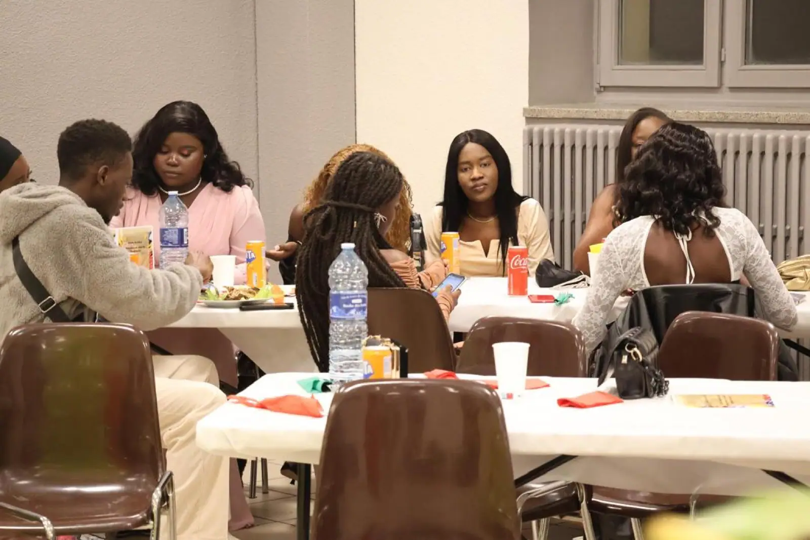 Étudiants attablés pendant le repas de la journée d'intégration