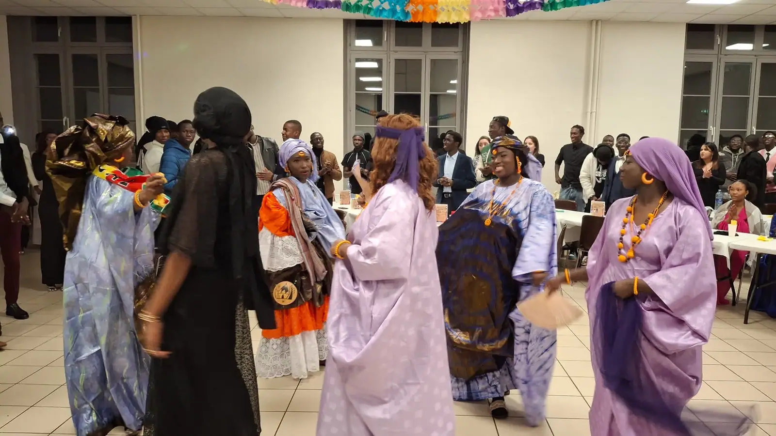 Étudiants et invités en tenues traditionnelles sénégalaises lors de la journée d'intégration