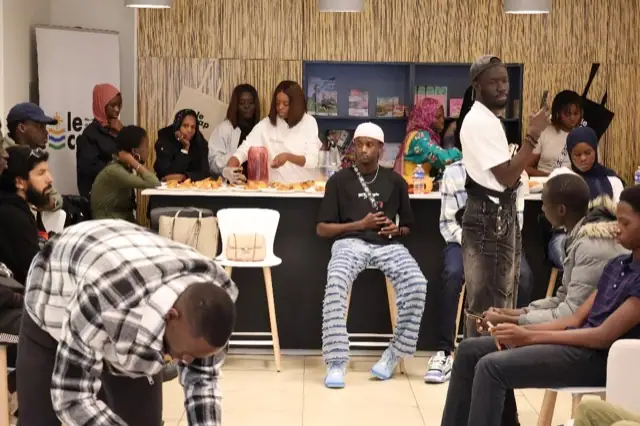Jeunes participant à l’atelier vêtements