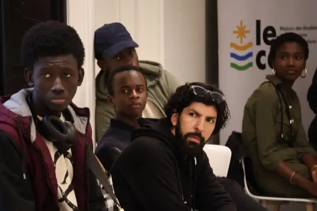 Groupe réuni autour d’une table d’activités