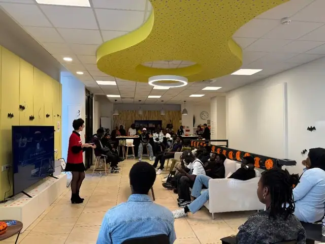 Bénévole de l’Afev pendant un atelier