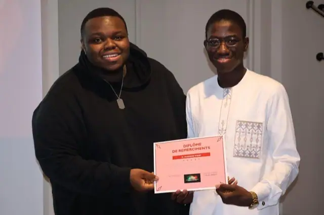 Étudiants attentifs pendant les discours