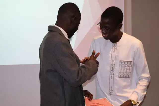 Applaudissements pour le bureau sortant