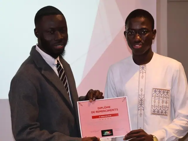 Remise d’un diplôme de reconnaissance à un membre sortant