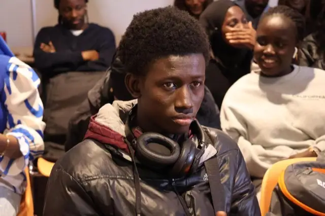 Public assis pendant la cérémonie de passation