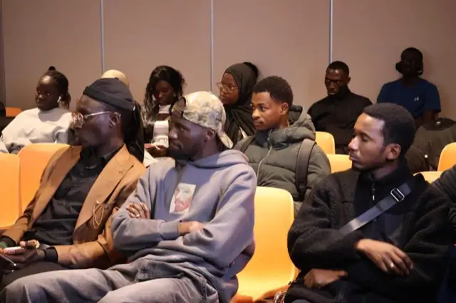 Étudiants attentifs pendant les discours