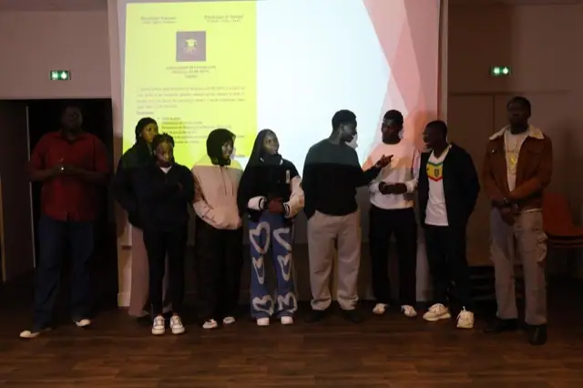 Applaudissements pour le bureau sortant
