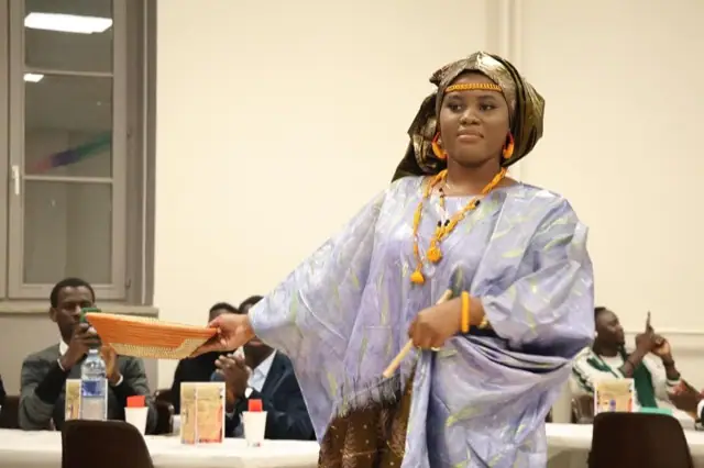 Moment convivial autour du repas sénégalais