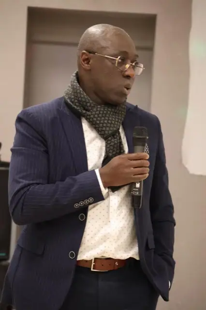 Groupe d’étudiants en tenue de fête