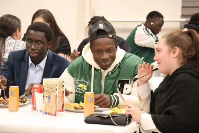 Repas partagé pendant la journée d'intégration