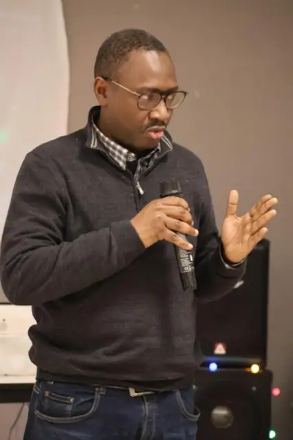 Discours au micro pendant la journée d’intégration