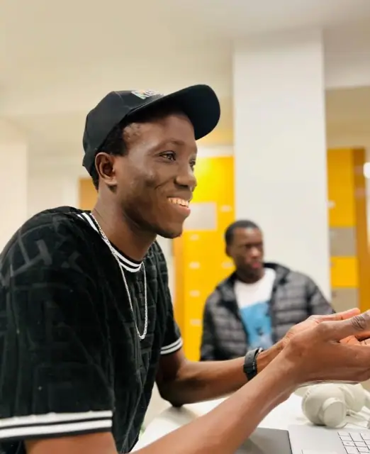 Échange avec de nouveaux étudiants lors d'une rencontre d'accueil