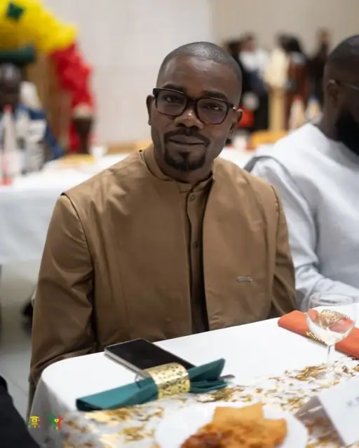 Convives attablés pendant le dîner de gala