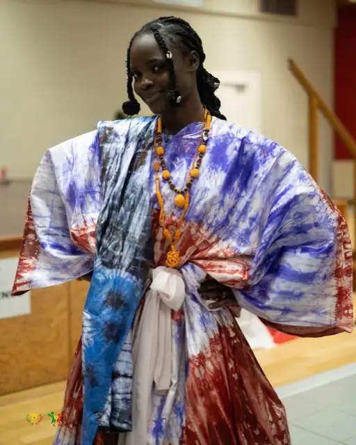 Groupe d’amis en tenue de soirée