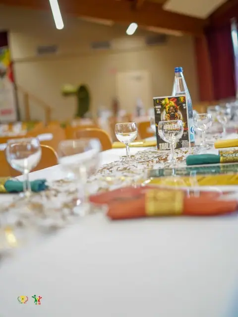 Convives réunis autour des tables du dîner de gala