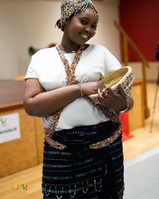 Scène décorée aux couleurs du drapeau sénégalais