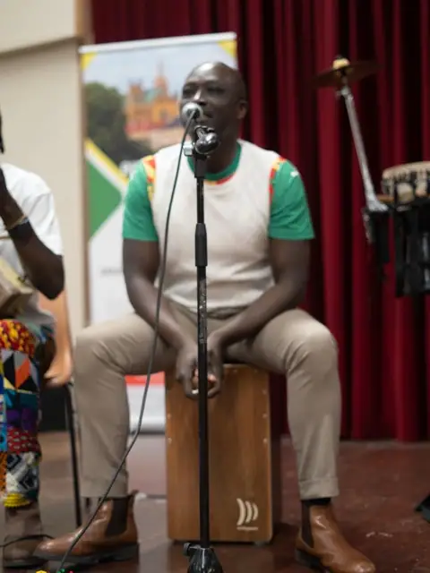 Musiciens de sabar pendant la soirée