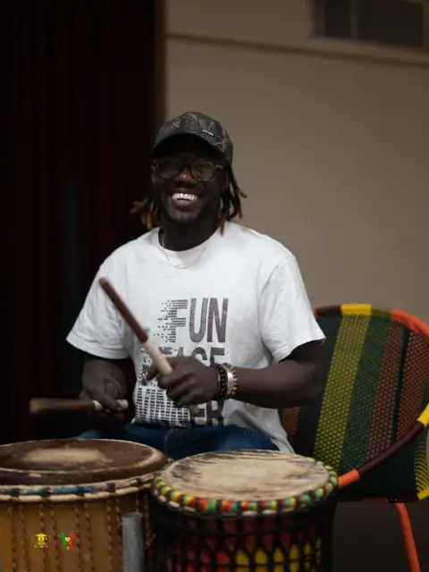 Percussions sabar sur la scène