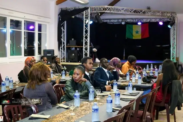 Convives attablés pendant le dîner de gala