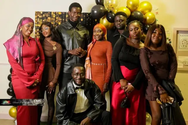 Groupe d'étudiants en tenue de soirée lors de la fête de l'Indépendance