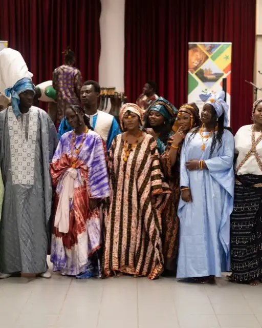 Portrait de groupe en tenue de soirée