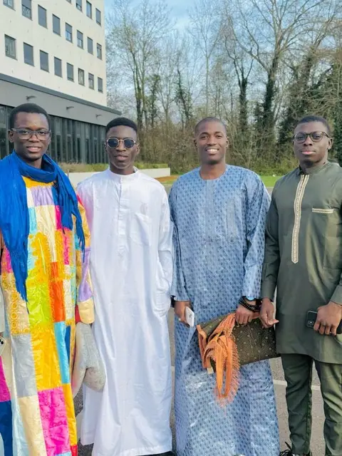 Groupe d’amis en tenue de fête