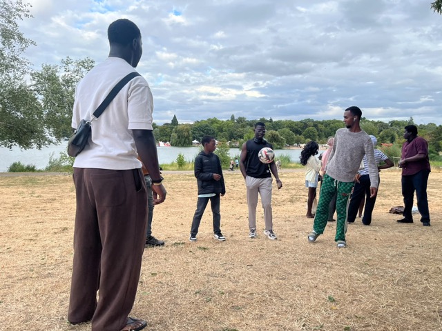 Jeu de ballon entre membres de l’AESM au bord du plan d’eau