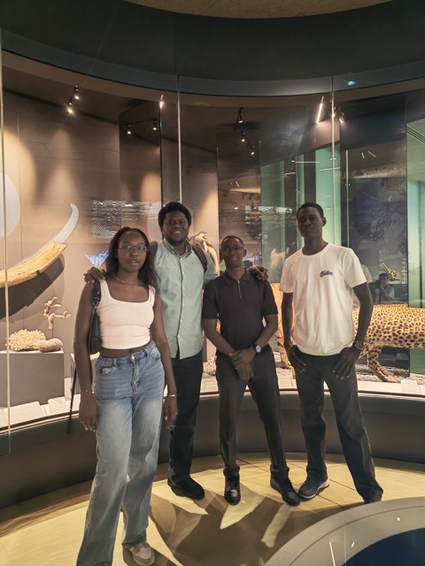 Groupe de l’AESM devant les collections du musée de la Cour d’Or